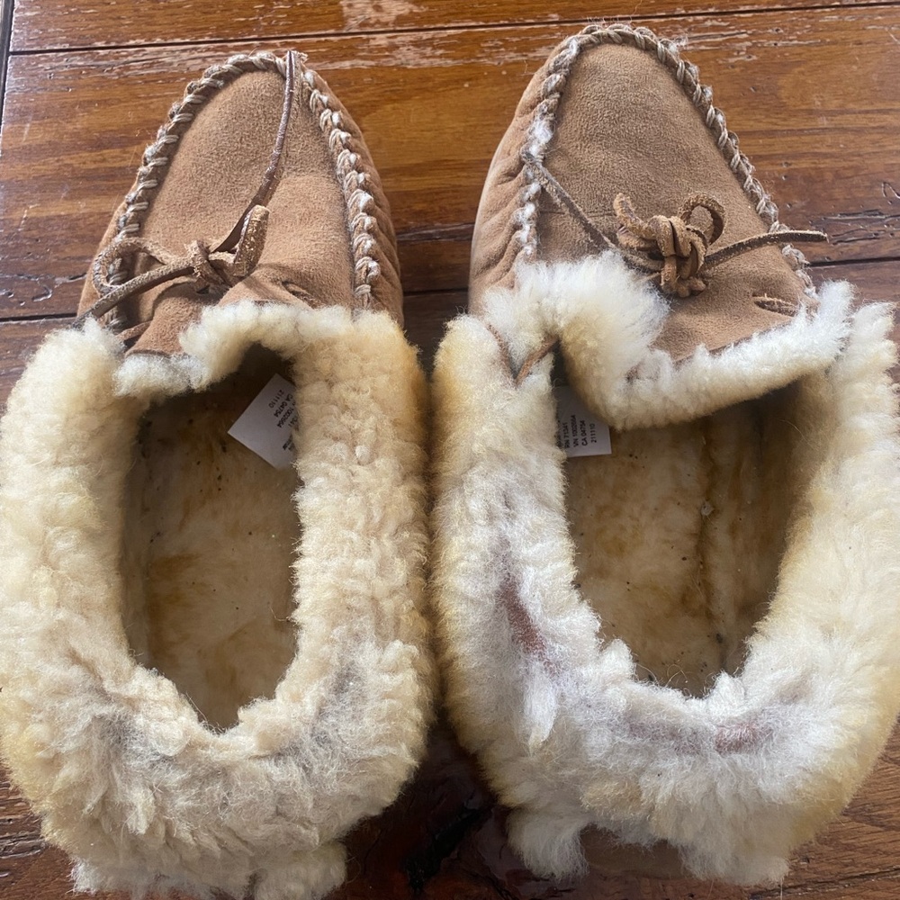 L.L. Bean Tan Shearling Women's Slippers 10 Read